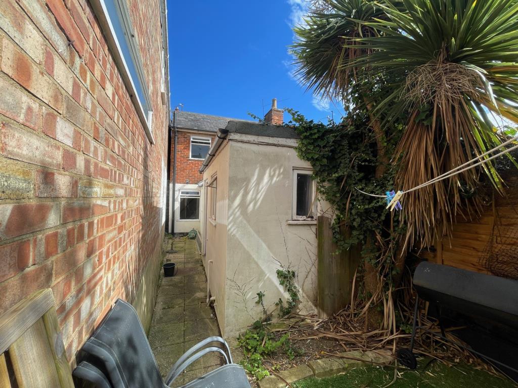 Lot: 144 - TERRACE HOUSE FOR IMPROVEMENT - Rear view of the house from the yard
